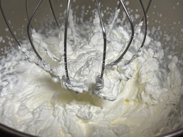 Bol de crème chantilly montée