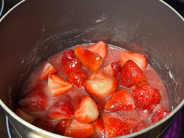 Des fraises et du sucre dans la casserole pour faire une confiture