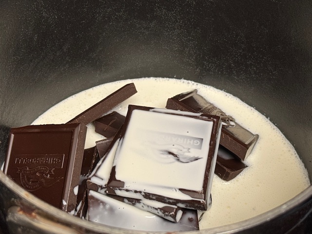 Du chocolat et de la crème liquide dans une casserole