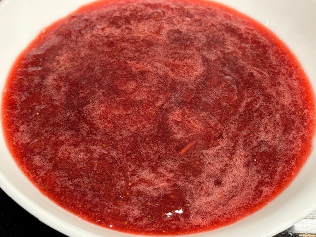 La confiture prête à mettre au frigo après avoir ajouté de la gélatine