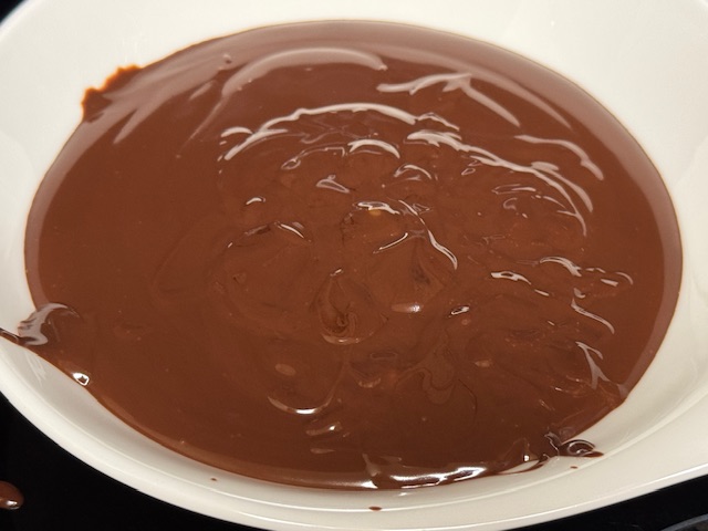 La ganache au chocolat après avoir ajouté le beurre