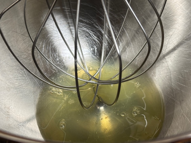 Des blancs d'œuf dans le bol d'un robot