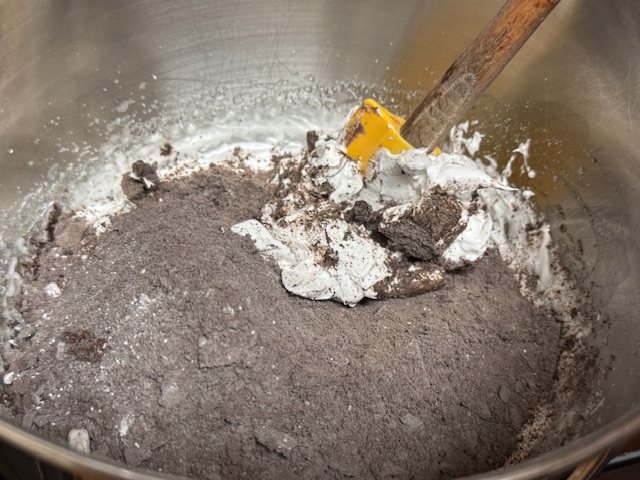 Meringue et poudres mélangées pour faire une pâte à macarons