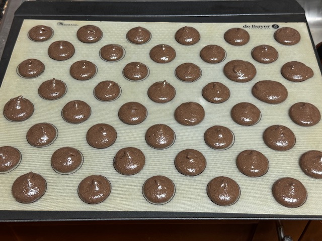 Premier lot de coques au chocolat pochés