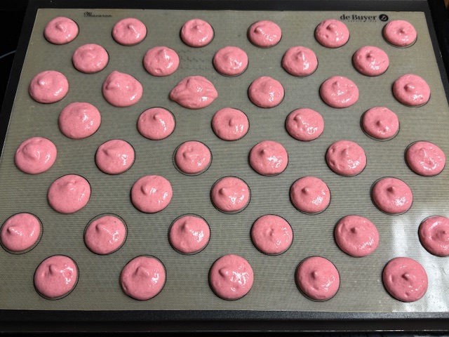 Deuxième lot de coques à la fraise poché