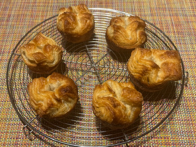 6 petits kouign-amanns sur une grille de refroidissement