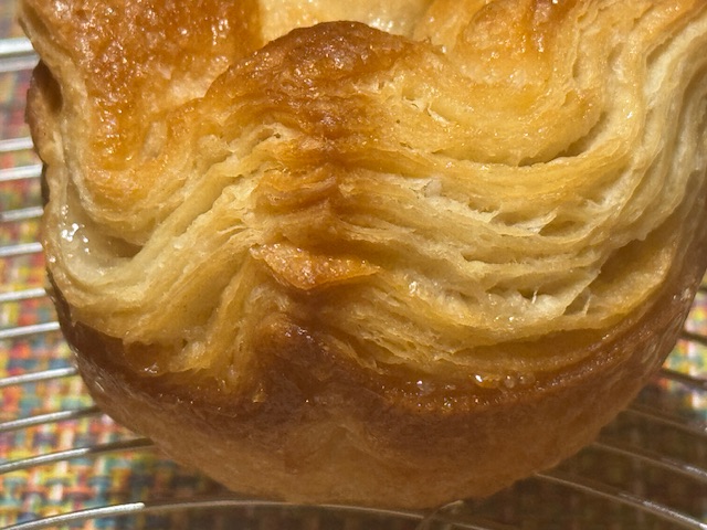 Kouign-amann en gros-plan pour voir le feuilletage du produit final