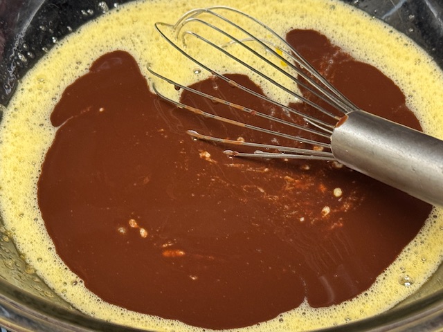 Œufs, cassonade, beurre et chocolat dans le saladier