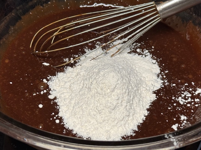 Farine ajouté au saladier