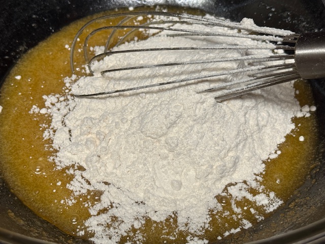 Farine versée dans la pâte