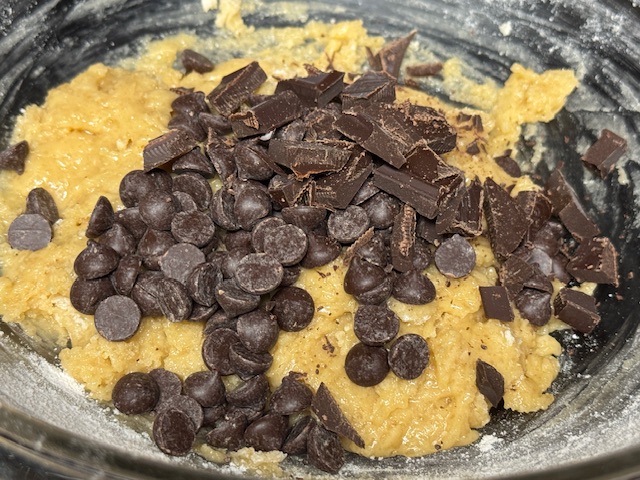 Pépites de chocolat versées sur la pâte