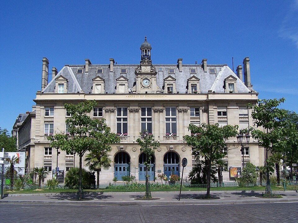 Mairie du 13e arrondissement de Paris, un bâtiment de 3 étages dont le rez-de-chaussée, de style haussmannien.