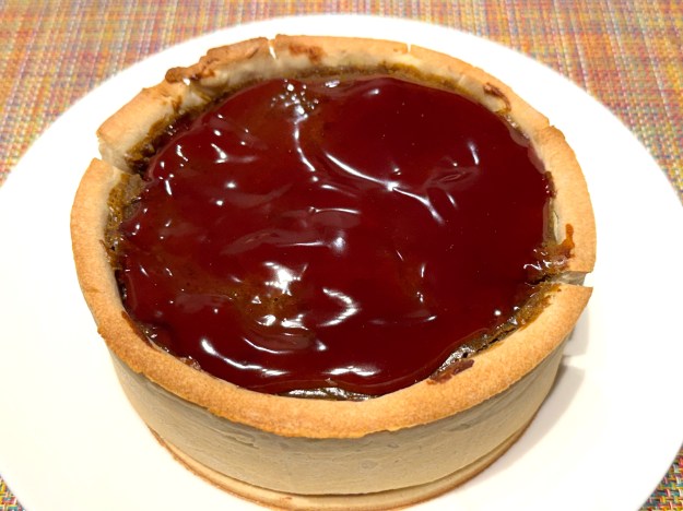 Flan entier, avec une couche de gelée aux cerises au-dessus