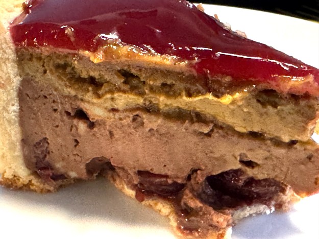 Tranche de flan avec les couches de crème pâtissière bien visibles