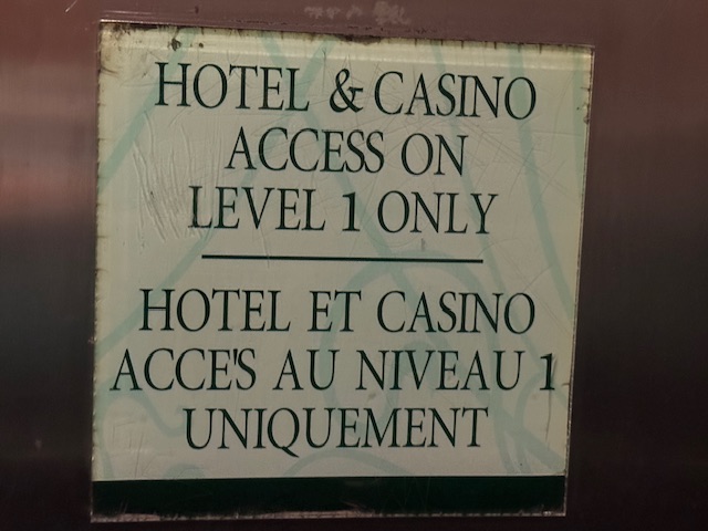 Ça dit « Hôtel et casino accès au niveau 1 uniquement »