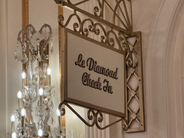 Panneau qui dit « Le Diamond Check-In »