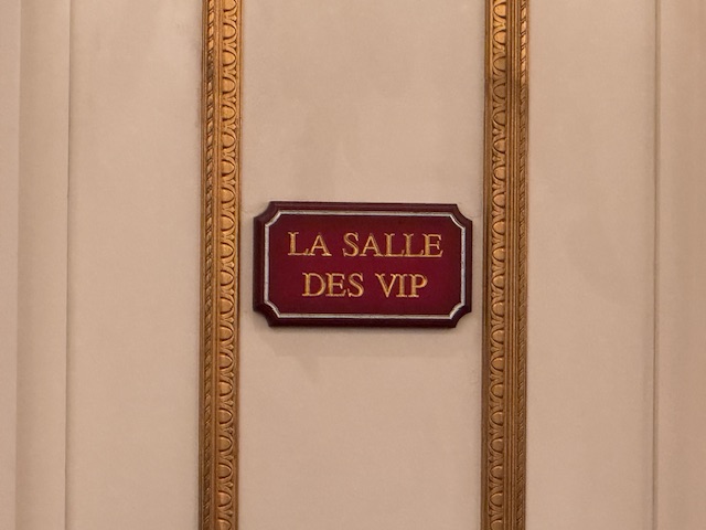 Panneau qui dit « La salle des VIP »