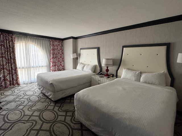 Vue de la chambre, avec deux lits et environ 40 m carrés d'espace.