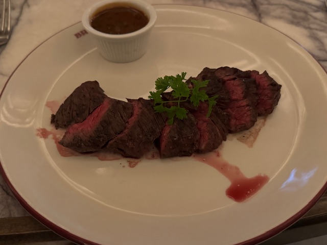 Photo de la bavette et sa sauce au poivre