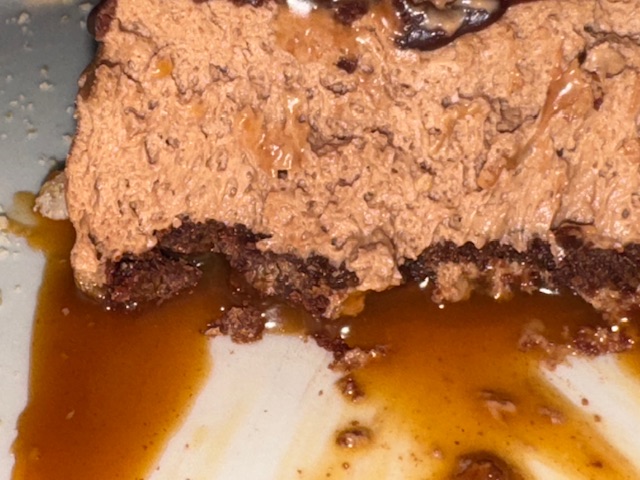 Découpe du gâteau délice au chocolat