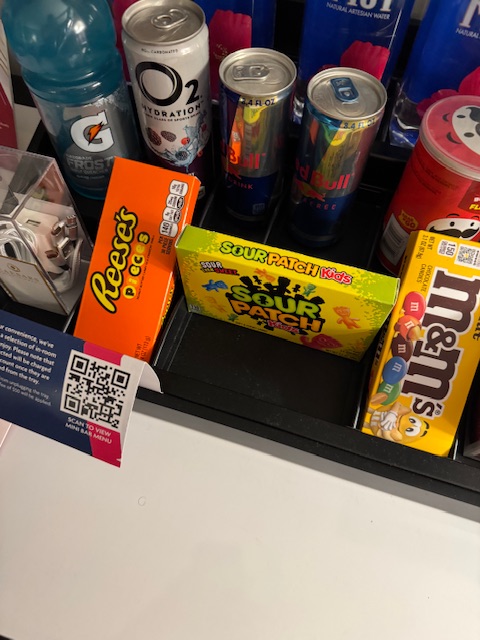Photo du bar : M&Ms, Reese's, une canne de Red Bull