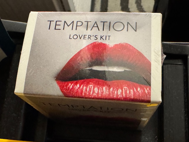 Photo de la trousse pour les amants -- une paire de lèvres bien rouges en gros-plan est imprimée sur la boîte.