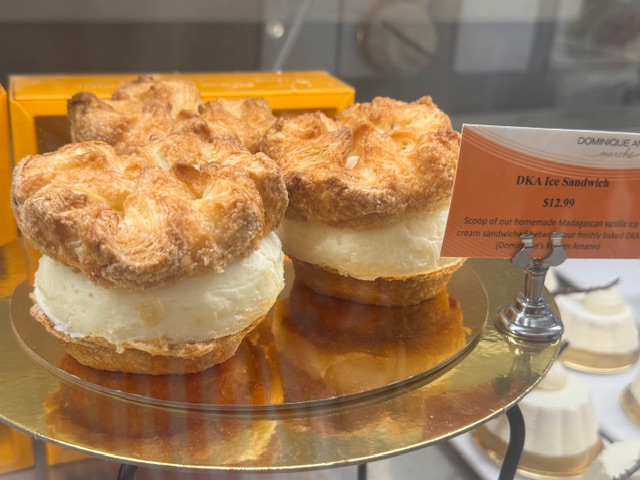 Des kouign-amanns coupés en deux et fourrés de glace