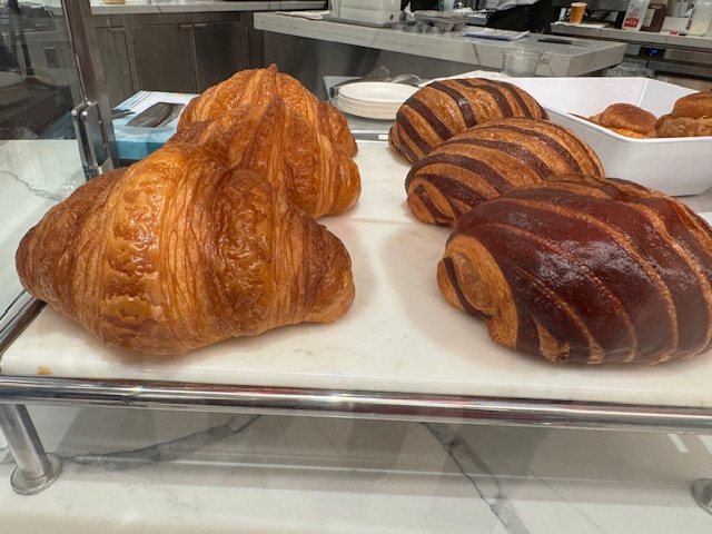 Des croissants et pains au chocolat