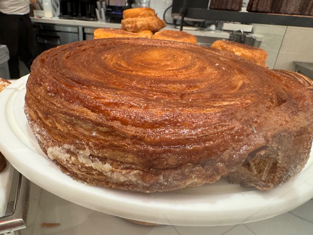 Un kouign-amann grand format -- peut-être 8 parts