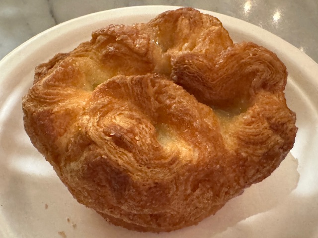 Petit kouign-amann sur une assiette