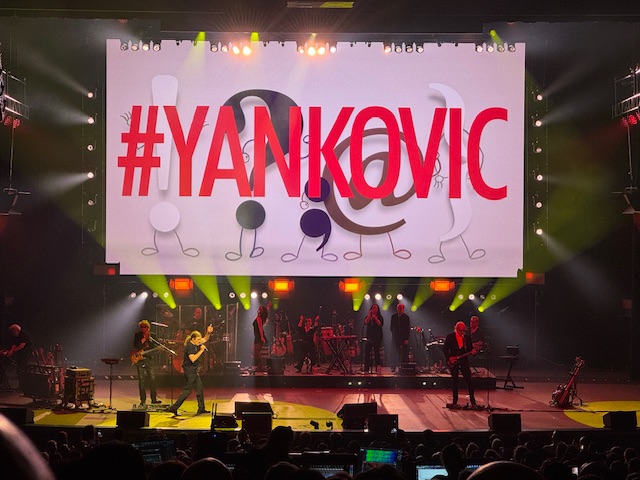 Weird Al avec une projection de son nom sur l'écran, une parodie du clip de Blurred Lines