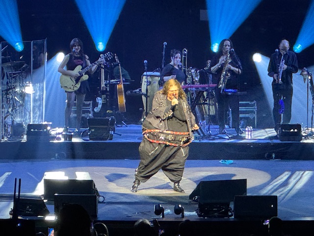 Weird dans un costume qui lui donne un aspect très gros