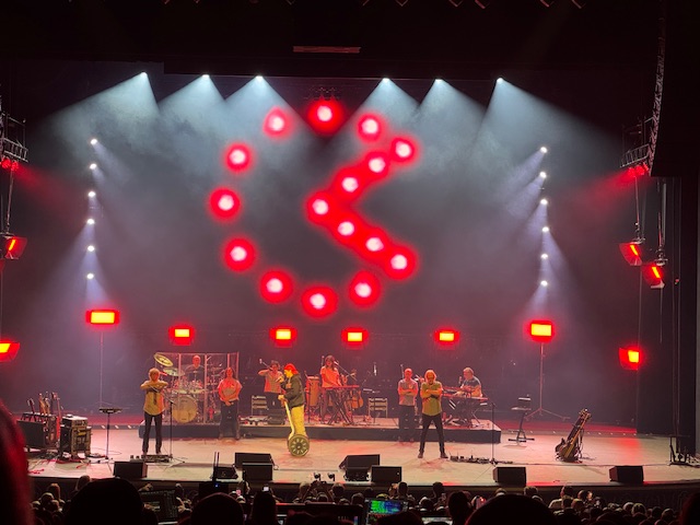 Weird Al avec des lumières en forme de Pac-Man sur l'écran, une parodie du clip de la chanson de rap "Ridin' Dirty"