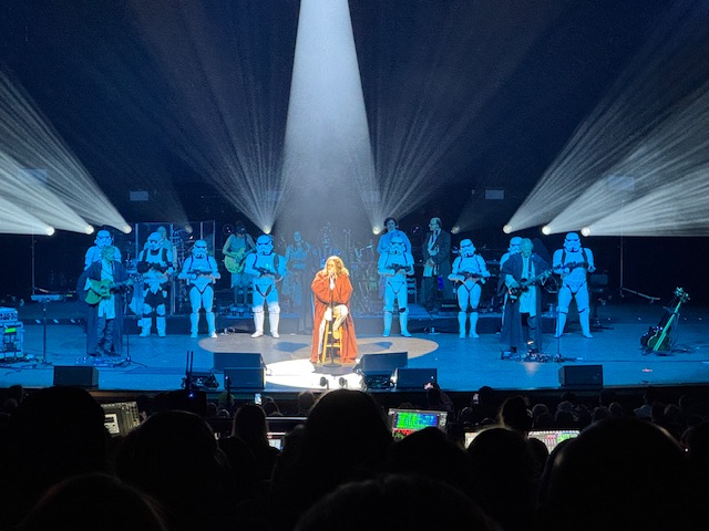 Weird Al déguisé en tant qu'un Jedi 