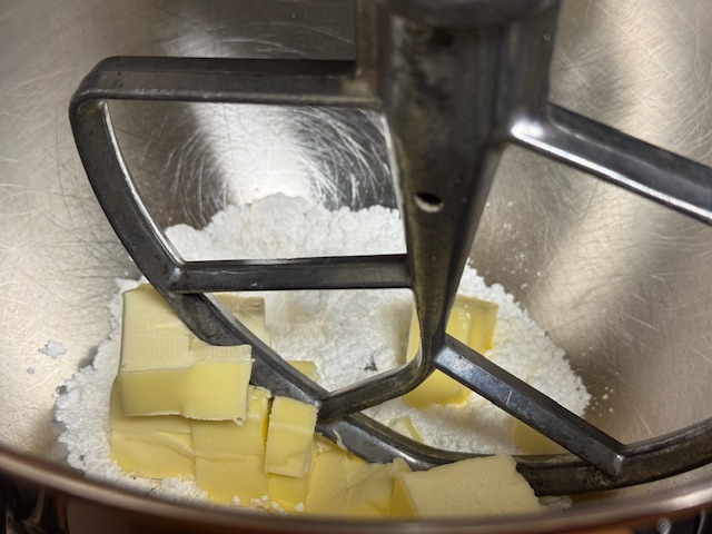 Sucre glace et beurre en dès