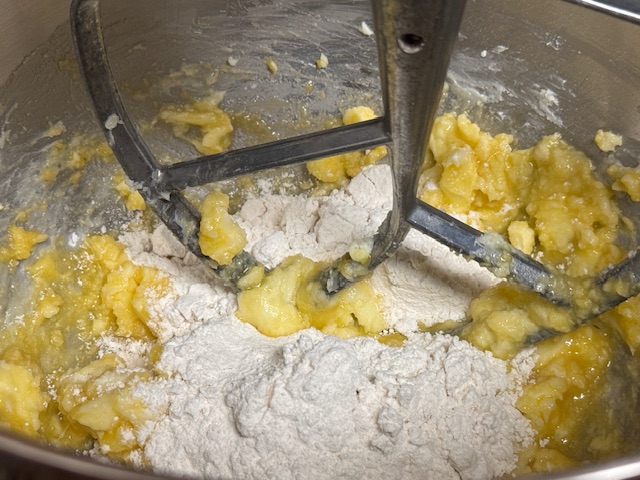 Poudre d'amande et farine ajoutées à la pâte.