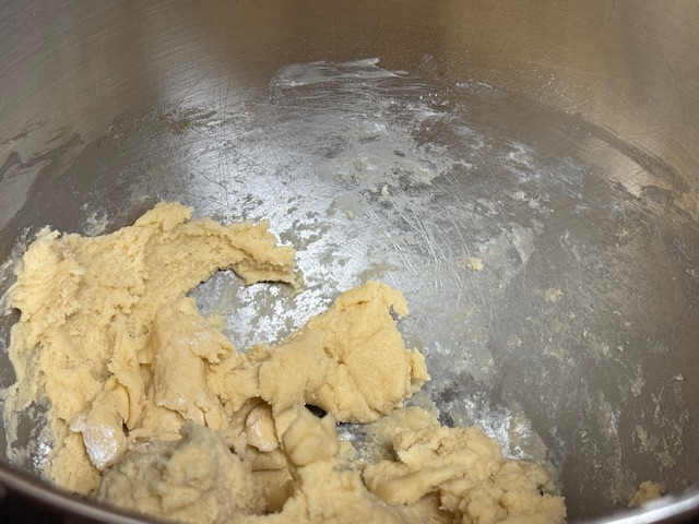 Pâte dans le bol du robot, prête à sortir