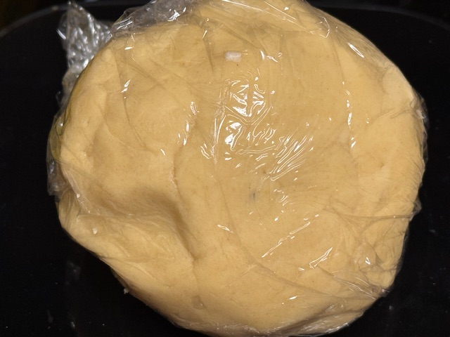 Boule de pâte emballée en film à contact