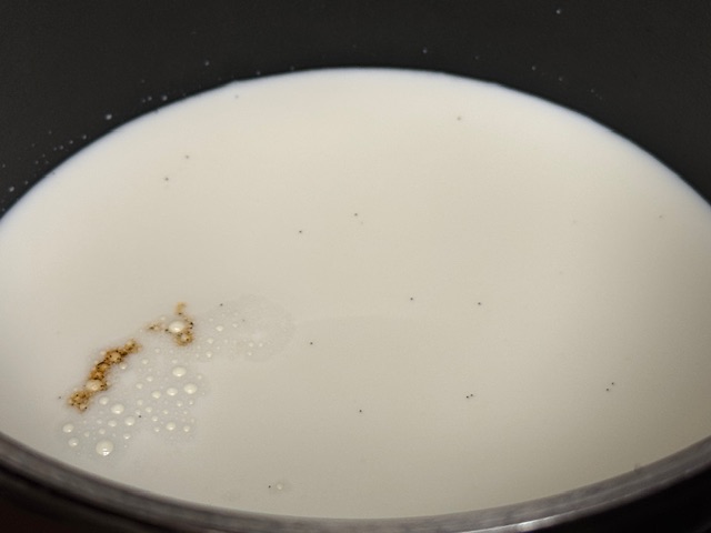 Du lait dans une casserole