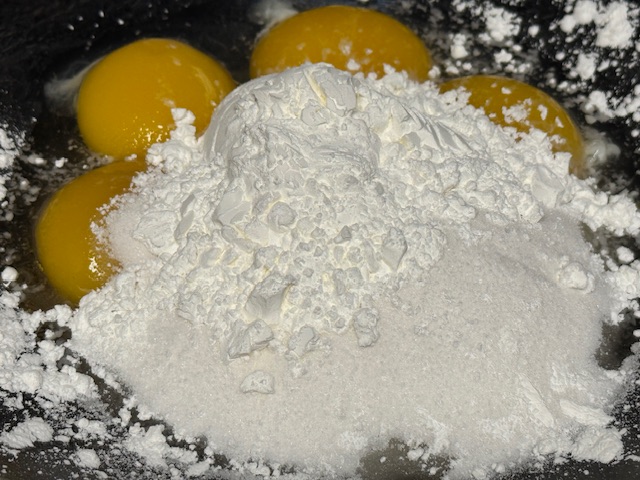 Œufs, sucre et maïzena dans un saladier