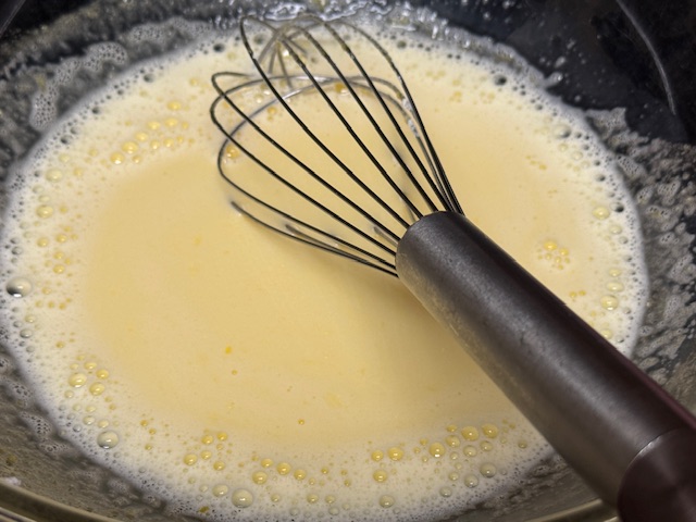 Œufs et lait mélangés