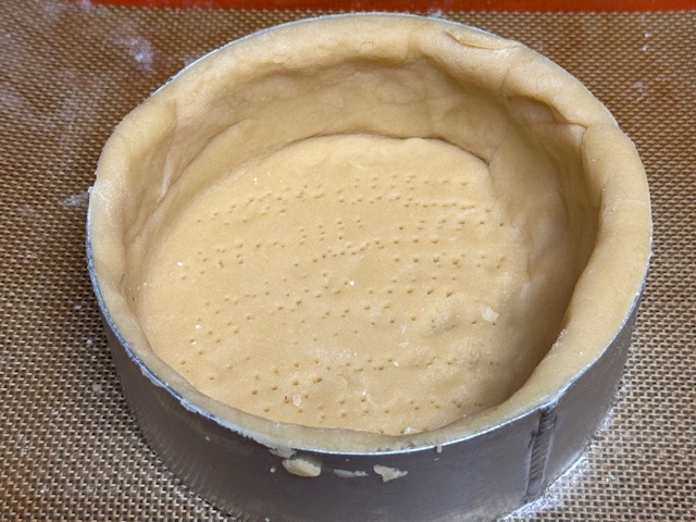 Pâte dans le cercle de pâtisserie