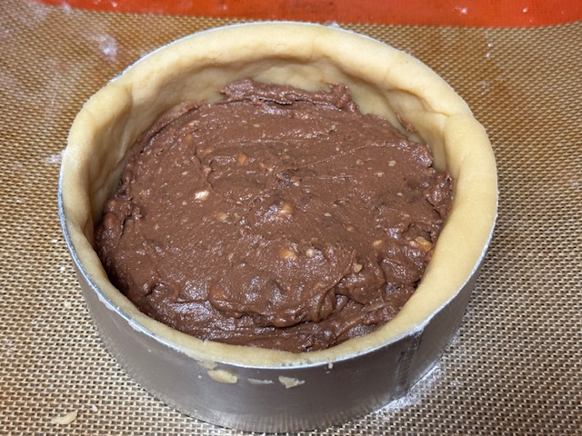 Flan mi-rempli avec de la crème au cholat