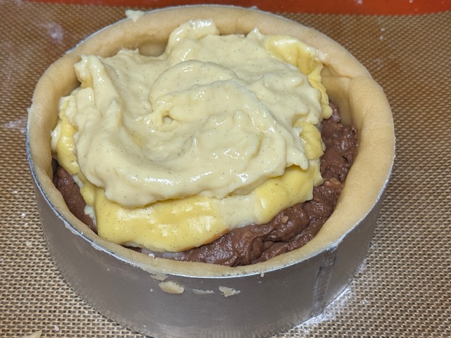 Deuxième couche de crème à la vanille en haut de la crème au chocolat