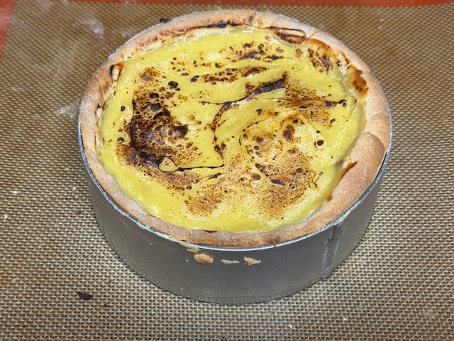 Flan brûlé avec un chalumeau