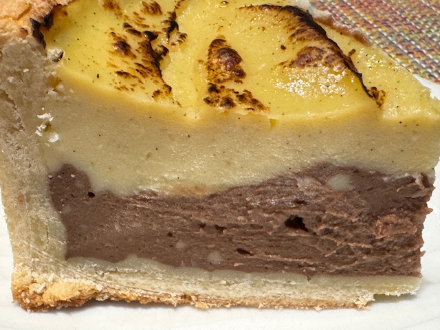 Bout de flan en gros-plan, vue du côté. Les deux couches de flan sont facilement visibles.