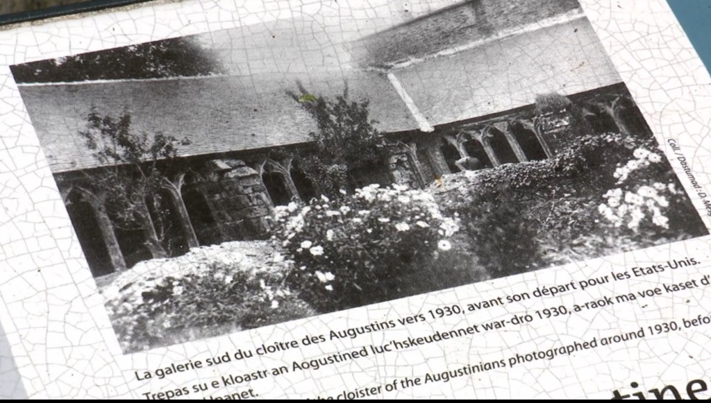 Photo avec la légende « La galerie sud du cloître des Augustins vers 1930, avant son départ pour les États-Unis.