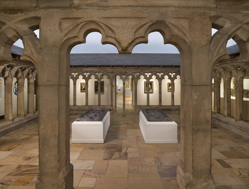 Cloître au Musée Nelson-Atkins, visiblement gardé dans une salle à l'intérieur du musée