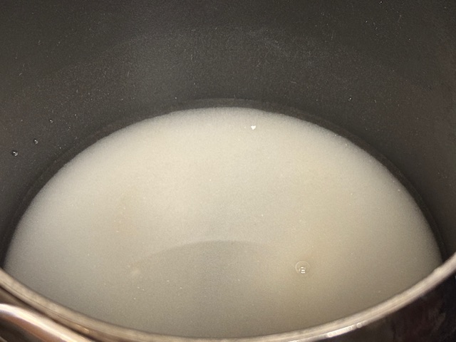 Sucre et eau dans la casserole