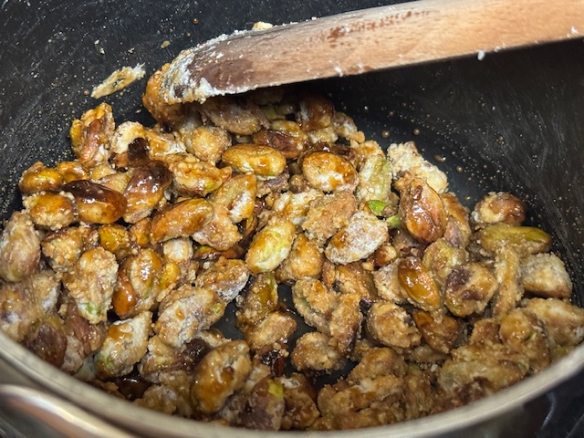 Sucre devenu un caramel autour des pistaches